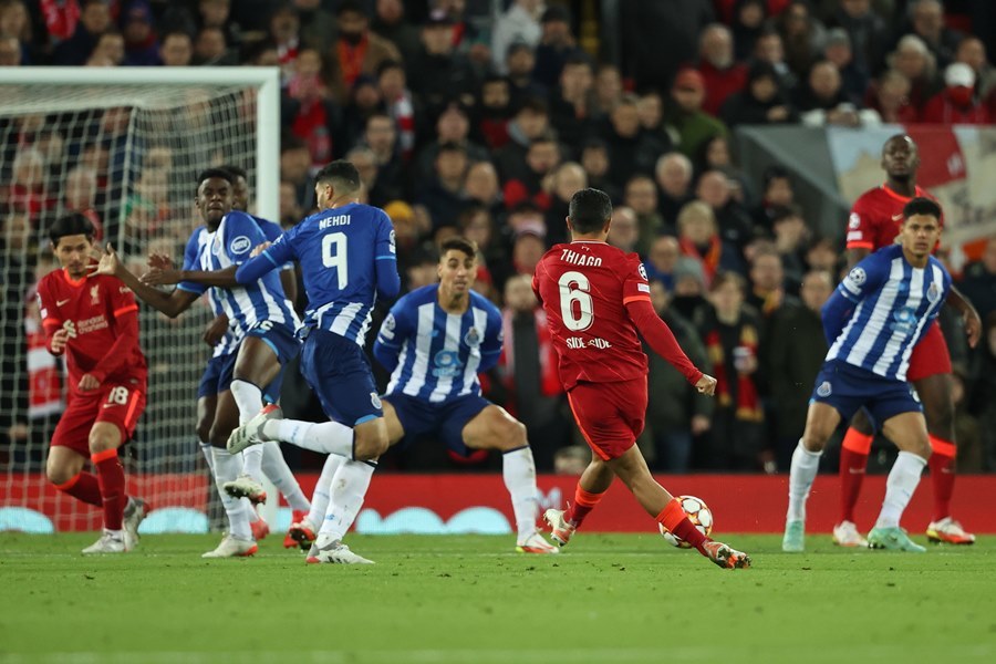 Salah tỏa sáng, Liverpool khiến bảng B cực khó lường