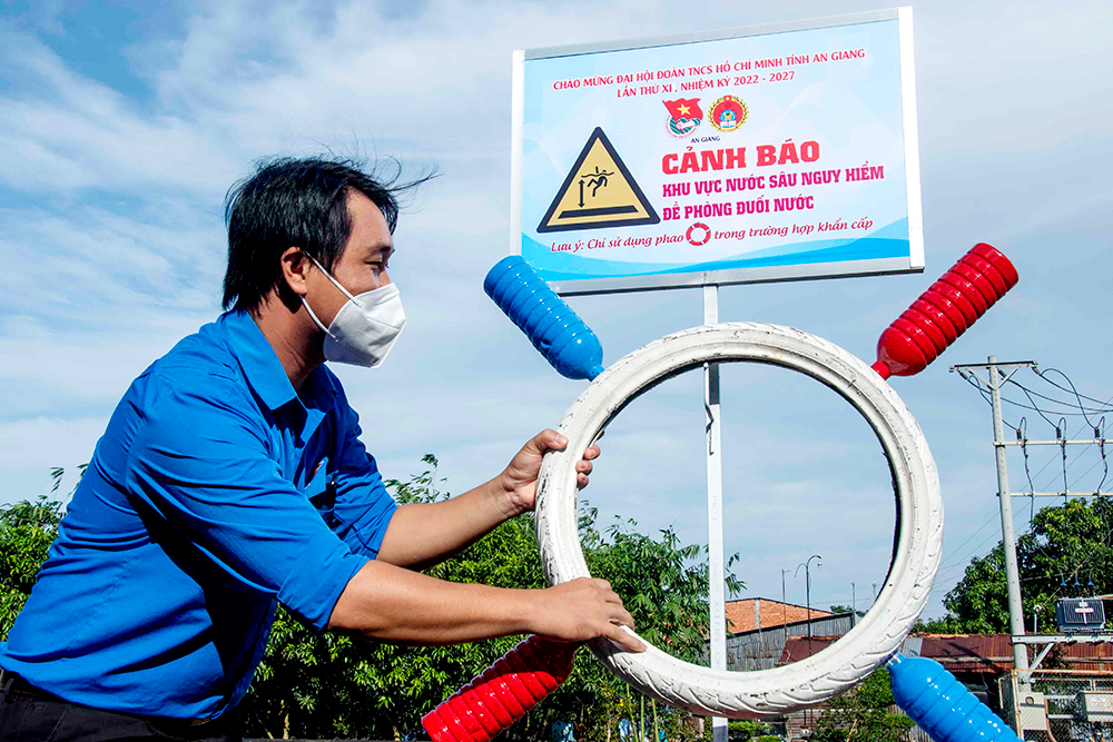 An Giang: Khánh thành công trình “Biển báo nguy hiểm và phao cứu sinh tái chế"