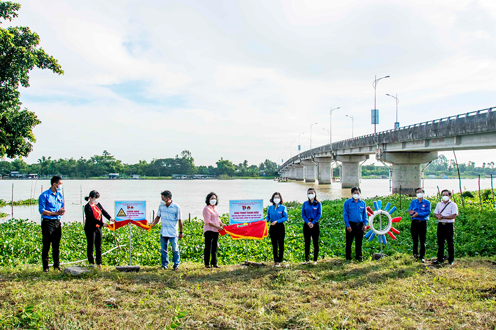 An Giang: Khánh thành công trình “Biển báo nguy hiểm và phao cứu sinh tái chế"