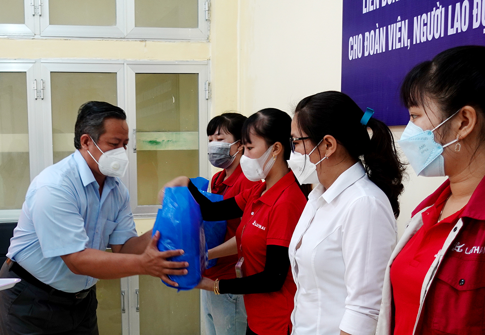 Trao trên 9.400 “Túi an sinh công đoàn” cho đoàn viên, người lao động Khu công nghiệp Bình Hòa