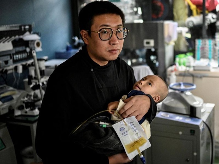 Người cha tự mở phòng thí nghiệm điều chế thuốc chữa bệnh cho con trai
