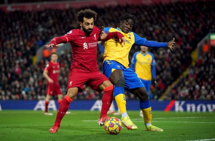 Đè bẹp Southampton, Liverpool lên nhì bảng