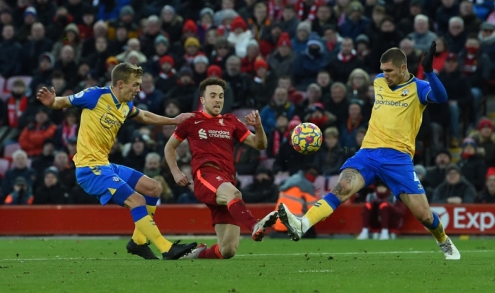 Đè bẹp Southampton, Liverpool lên nhì bảng