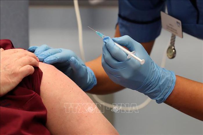 Anh hướng tới việc tiêm mũi tăng cường vaccine ngừa COVID-19 cho toàn dân