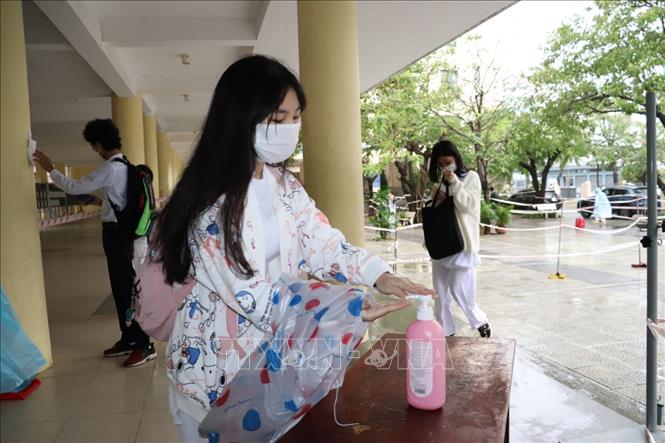 Học sinh lớp 10 và 11 ở Đà Nẵng đi học trực tiếp trở lại