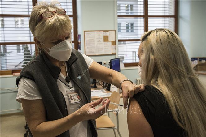 Séc đẩy sớm kế hoạch tiêm liều vaccine tăng cường cho người trên 60 tuổi