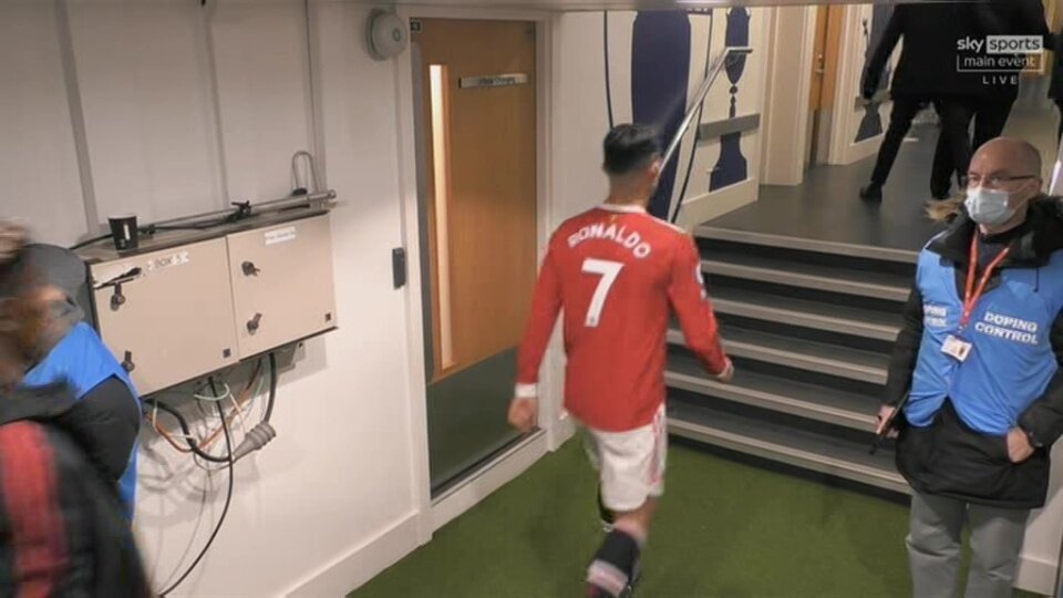 Tương lai Ronaldo ở MU: Sẽ còn ngồi dự bị nhiều