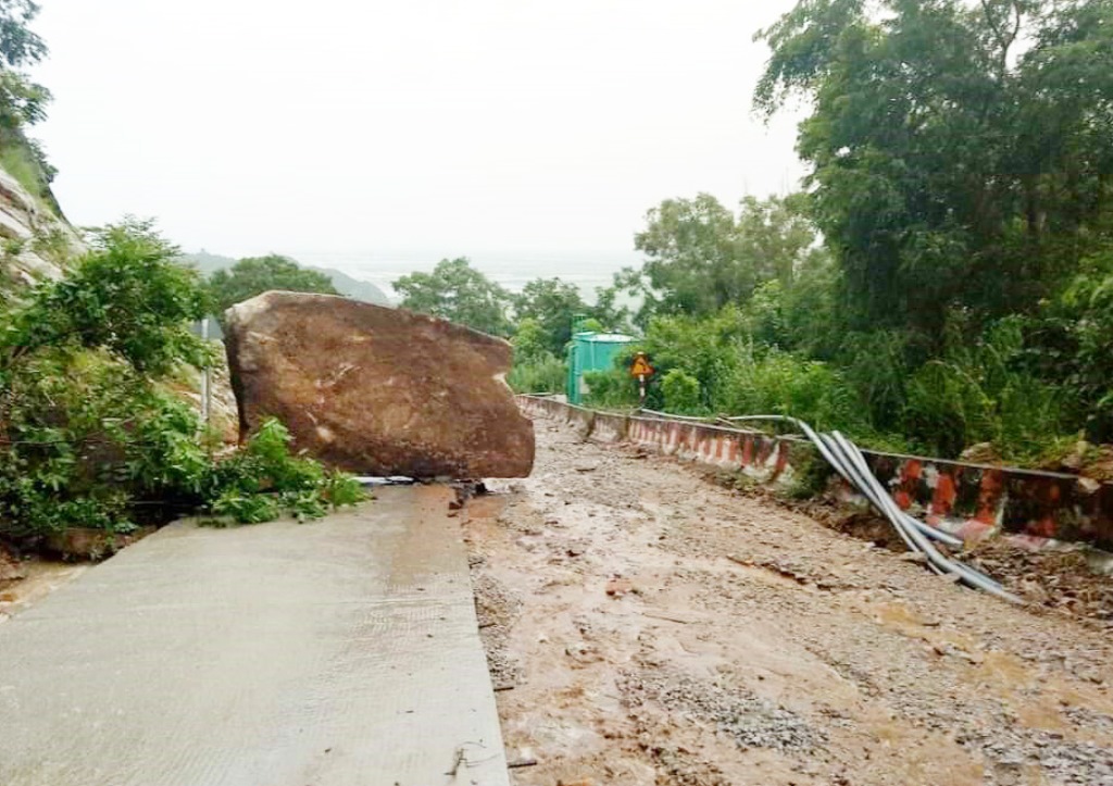 Công bố tình huống khẩn cấp sạt lở đá trên sườn núi tuyến đường chính lên núi Cấm