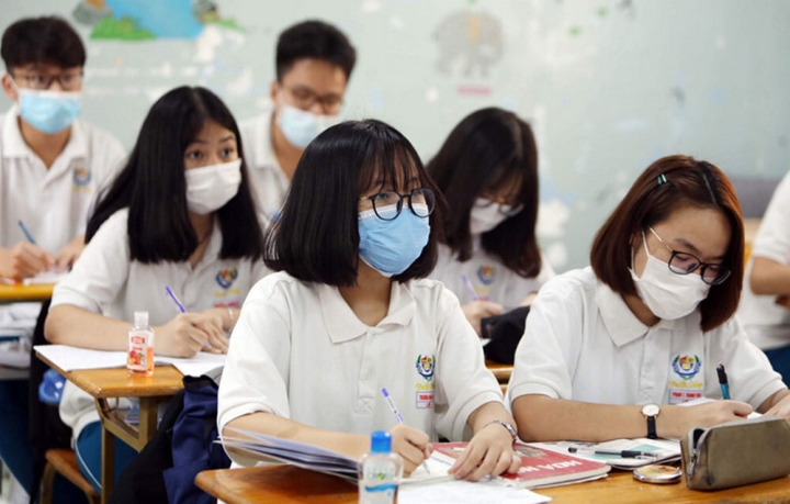 Học sinh lớp 1, 9, 12 tại TP.HCM đi học trực tiếp trở lại từ 13-12