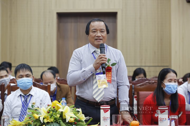 Giá gia cầm hôm nay 2-12: Nông dân Việt Nam xuất sắc 2021 bày cách nuôi gà hiệu quả, dễ bán