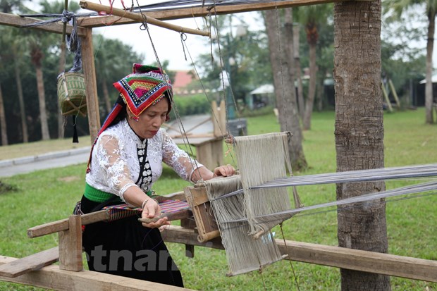 Trình diễn tinh hoa của nghề dệt thổ cẩm tại Làng Văn hóa-Du lịch