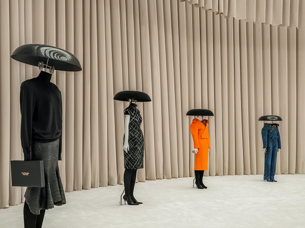 Balenciaga lần đầu tiên triển lãm bên ngoài Paris