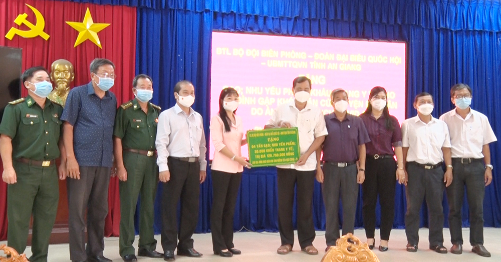 Đoàn Đại biểu Quốc hội tỉnh An Giang tặng quà Ban Chỉ đạo phòng, chống dịch COVID-19 huyện Phú Tân