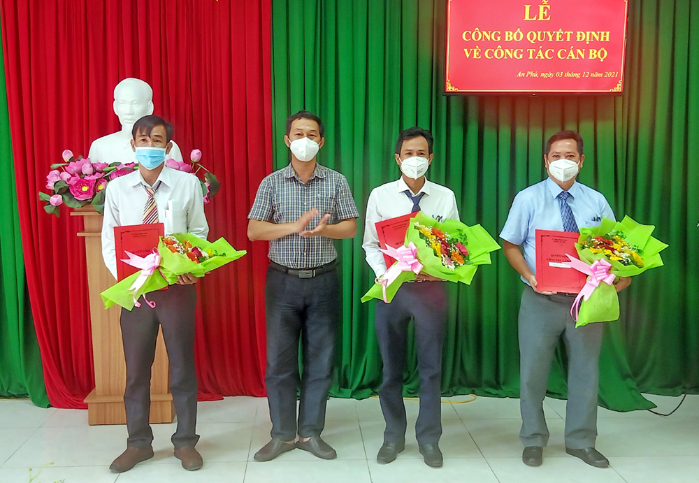 Huyện ủy An Phú công bố quyết định công tác cán bộ