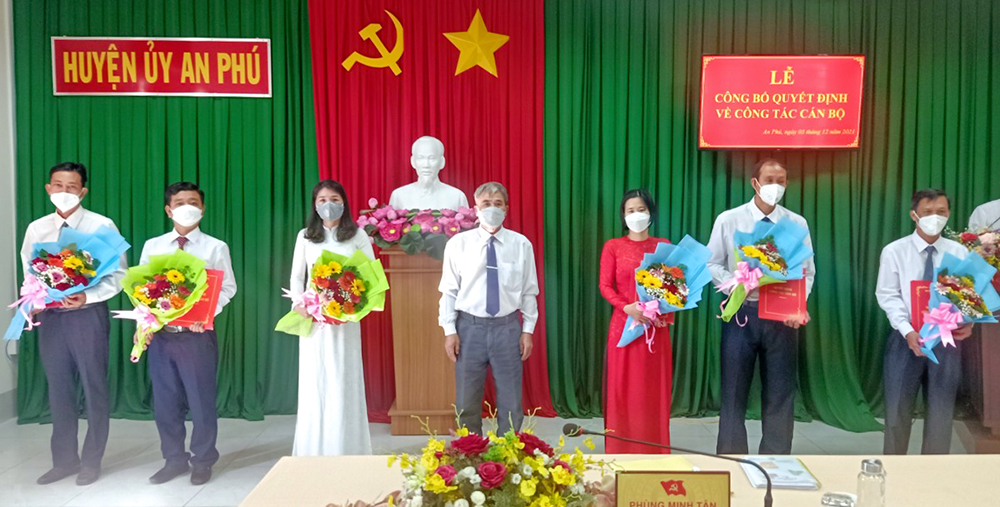 Huyện ủy An Phú công bố quyết định công tác cán bộ