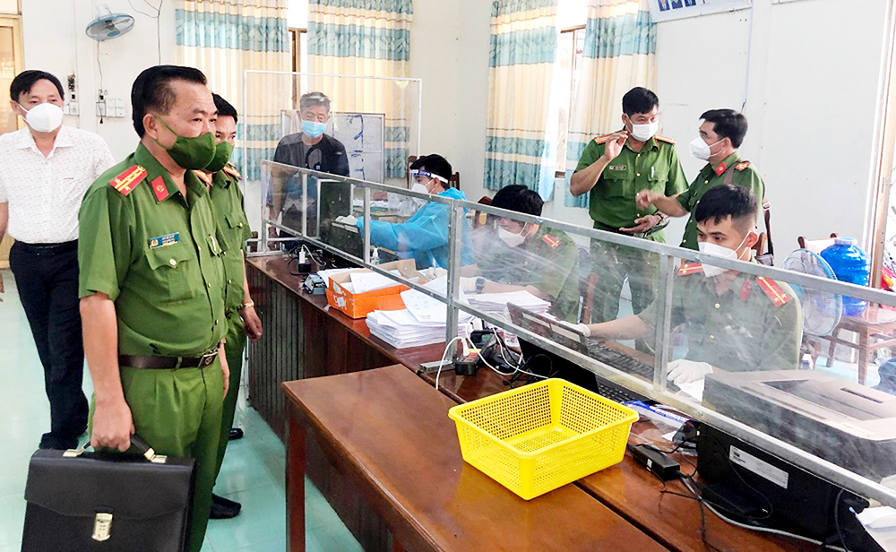 Công an huyện Chợ Mới được khen thưởng vì thành tích cấp căn cước công dân đợt 2