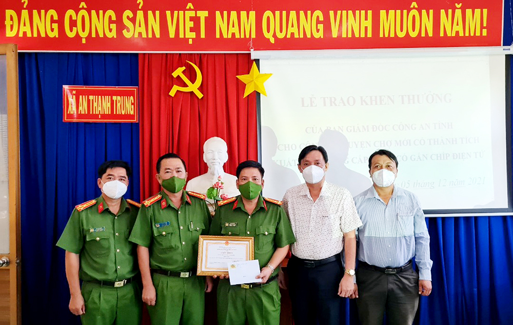 Công an huyện Chợ Mới được khen thưởng vì thành tích cấp căn cước công dân đợt 2