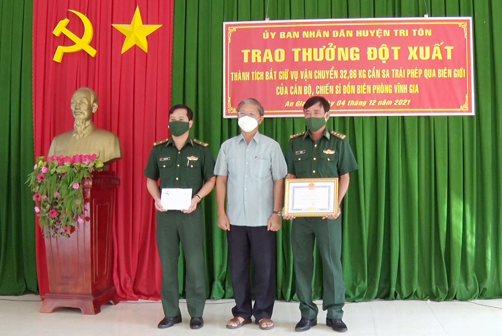 Bắt giữ gần 33kg cần sa, Đồn Biên phòng Vĩnh Gia được khen thưởng đột xuất