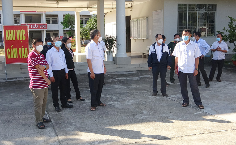 Lãnh đạo huyện Tri Tôn động viên thầy cô Trường Trung cấp nghề dân tộc nội trú An Giang