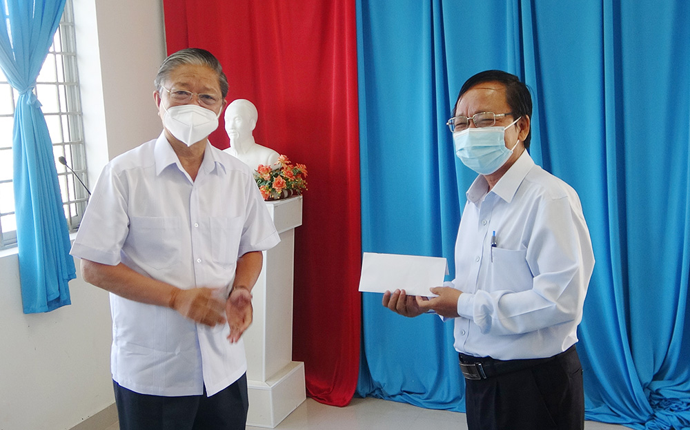 Lãnh đạo huyện Tri Tôn động viên thầy cô Trường Trung cấp nghề dân tộc nội trú An Giang