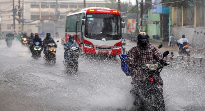 Miền Nam mưa dông vài nơi, miền Bắc ngày nắng hanh