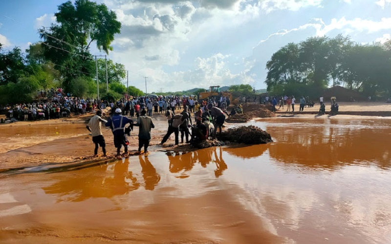 Xe buýt bị nước lũ cuốn trôi ở Kenya, ít nhất 24 người thiệt mạng