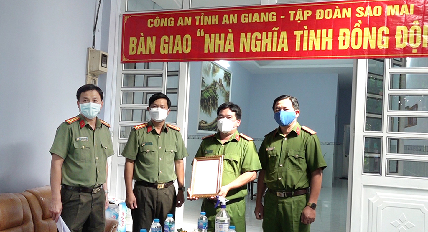 Công an An Giang trao nhà “Nghĩa tình đồng đội”