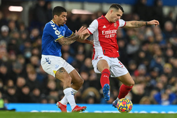 Thua ngược Everton, Arsenal bị đá văng khỏi Top 6