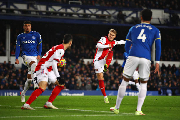 Thua ngược Everton, Arsenal bị đá văng khỏi Top 6
