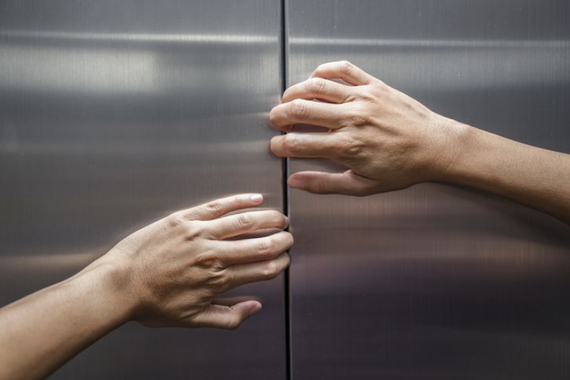 Cách thoát hiểm khi bị kẹt trong thang máy
