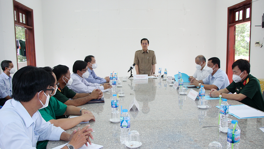 Bí thư Tỉnh ủy An Giang Lê Hồng Quang thăm, động viên và tặng quà y, bác sĩ tham gia chữa trị bệnh nhân mắc COVID-19