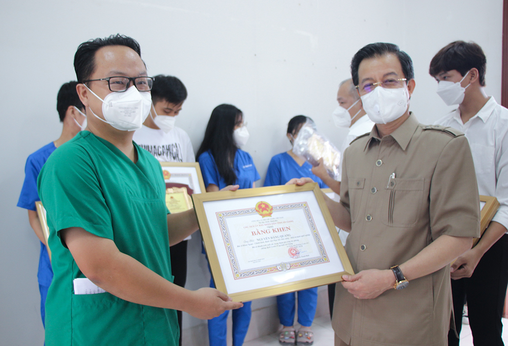 Bí thư Tỉnh ủy An Giang Lê Hồng Quang thăm, động viên và tặng quà y, bác sĩ tham gia chữa trị bệnh nhân mắc COVID-19