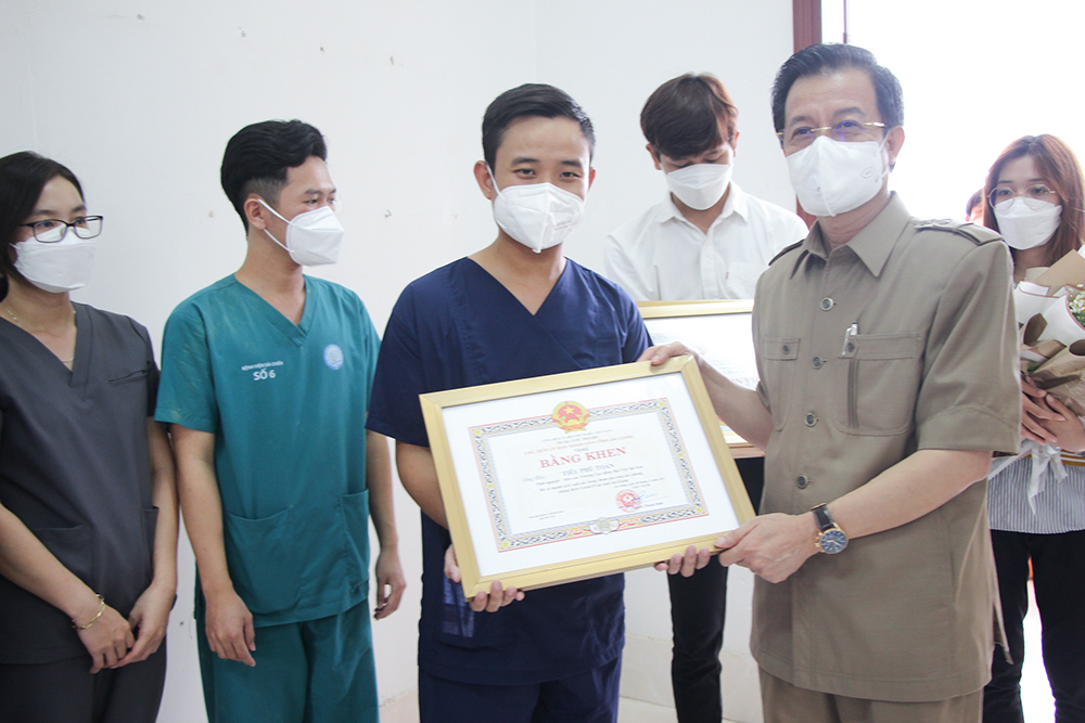 Bí thư Tỉnh ủy An Giang Lê Hồng Quang thăm, động viên và tặng quà y, bác sĩ tham gia chữa trị bệnh nhân mắc COVID-19