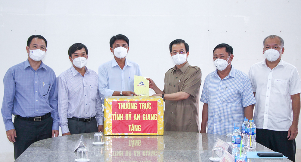 Bí thư Tỉnh ủy An Giang Lê Hồng Quang thăm, động viên và tặng quà y, bác sĩ tham gia chữa trị bệnh nhân mắc COVID-19