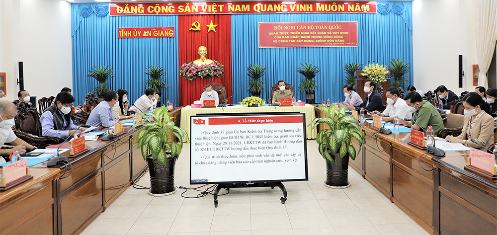 Tổng Bí thư Nguyễn Phú Trọng: “Mọi đảng viên phải tự soi, tự sửa mình”