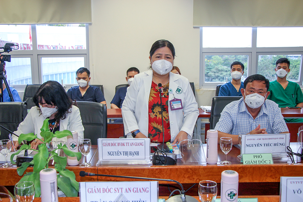 Bí thư Tỉnh ủy An Giang Lê Hồng Quang thăm, động viên và tặng quà y, bác sĩ tham gia chữa trị bệnh nhân mắc COVID-19