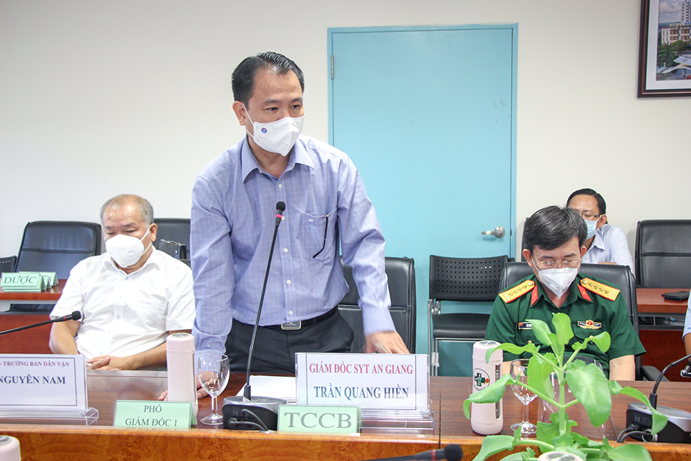 Bí thư Tỉnh ủy An Giang Lê Hồng Quang thăm, động viên và tặng quà y, bác sĩ tham gia chữa trị bệnh nhân mắc COVID-19