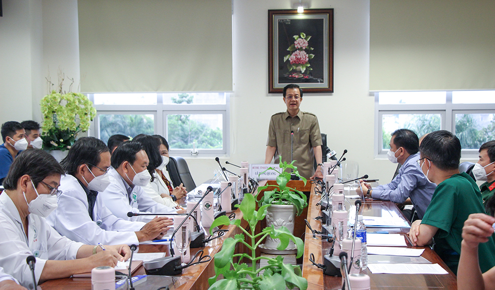 Bí thư Tỉnh ủy An Giang Lê Hồng Quang thăm, động viên và tặng quà y, bác sĩ tham gia chữa trị bệnh nhân mắc COVID-19
