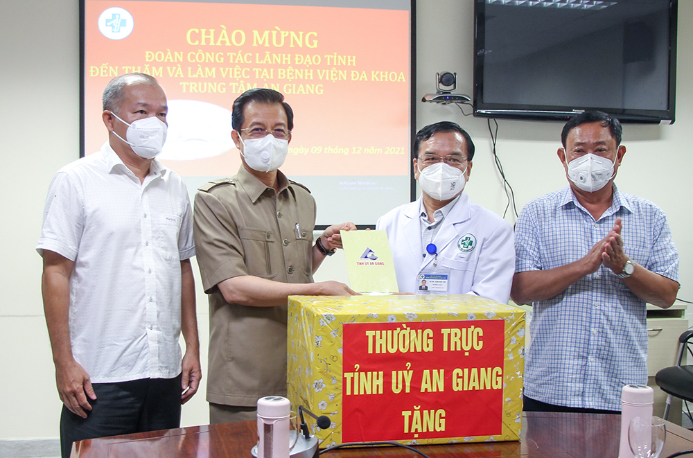 Bí thư Tỉnh ủy An Giang Lê Hồng Quang thăm, động viên và tặng quà y, bác sĩ tham gia chữa trị bệnh nhân mắc COVID-19