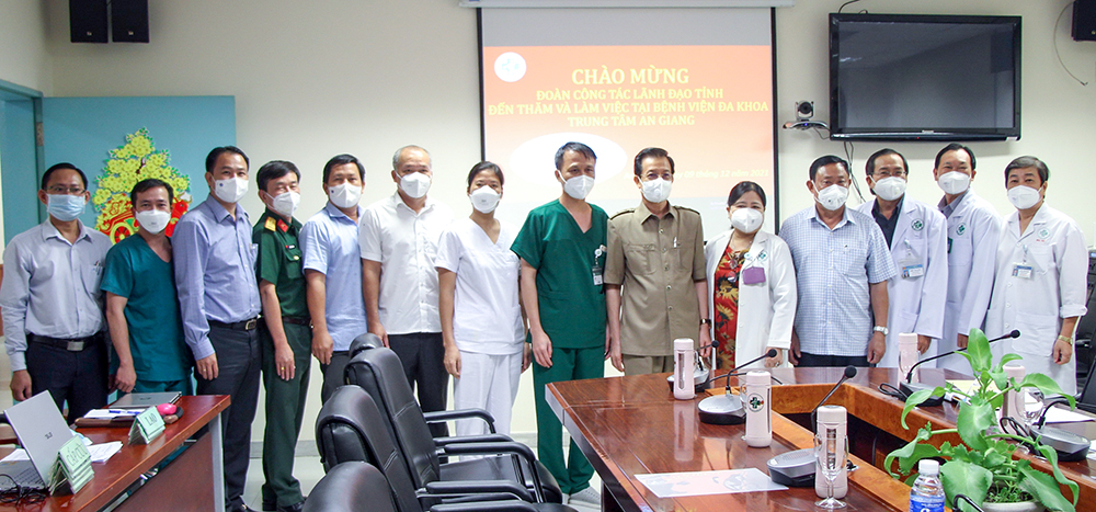 Bí thư Tỉnh ủy An Giang Lê Hồng Quang thăm, động viên và tặng quà y, bác sĩ tham gia chữa trị bệnh nhân mắc COVID-19