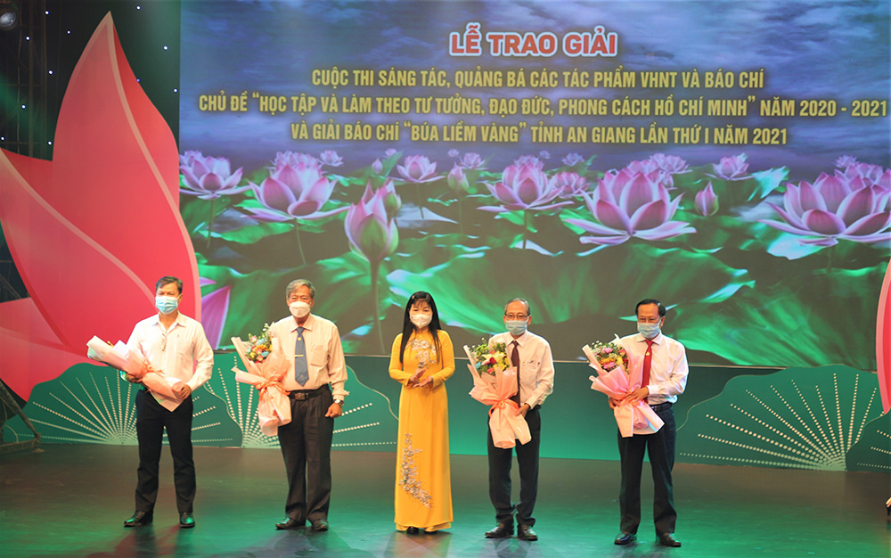 Trao giải Cuộc thi sáng tác, quảng bá các tác phẩm văn học - nghệ thuật và báo chí về chủ đề “Học tập và làm theo tư tưởng, đạo đức, phong cách Hồ Chí Minh” năm 2020-2021 và Giải báo chí “Búa liềm vàng” tỉnh An Giang lần thứ I năm 2021