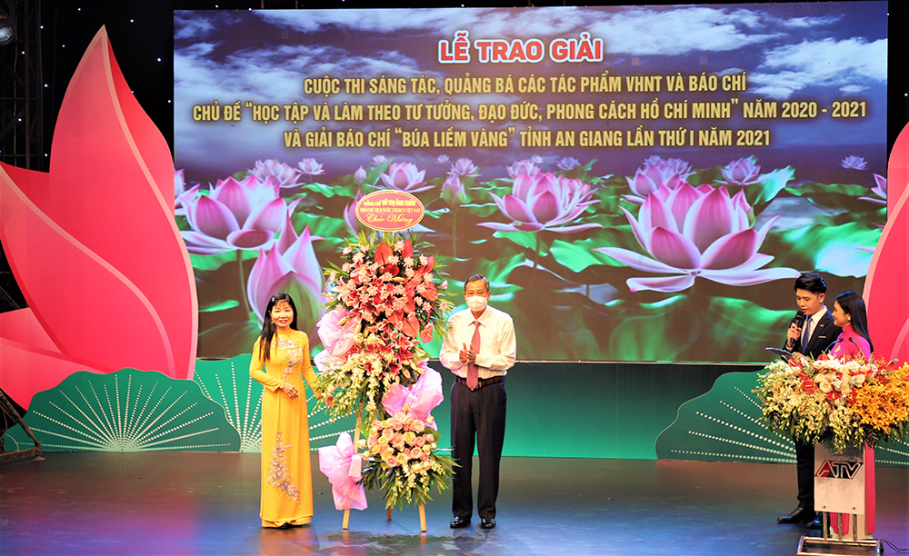 Trao giải Cuộc thi sáng tác, quảng bá các tác phẩm văn học - nghệ thuật và báo chí về chủ đề “Học tập và làm theo tư tưởng, đạo đức, phong cách Hồ Chí Minh” năm 2020-2021 và Giải báo chí “Búa liềm vàng” tỉnh An Giang lần thứ I năm 2021