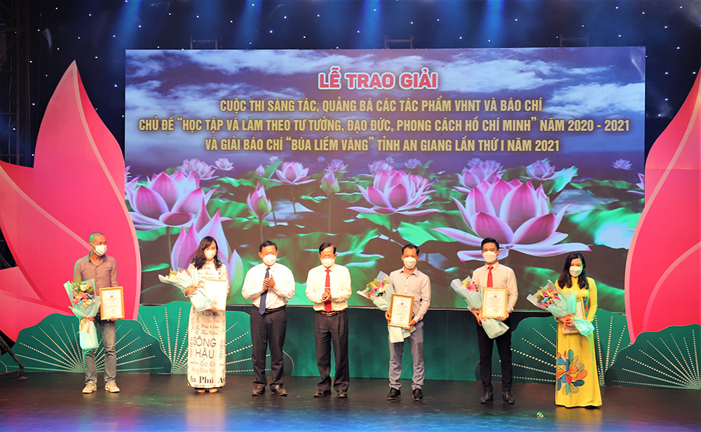 Trao giải Cuộc thi sáng tác, quảng bá các tác phẩm văn học - nghệ thuật và báo chí về chủ đề “Học tập và làm theo tư tưởng, đạo đức, phong cách Hồ Chí Minh” năm 2020-2021 và Giải báo chí “Búa liềm vàng” tỉnh An Giang lần thứ I năm 2021
