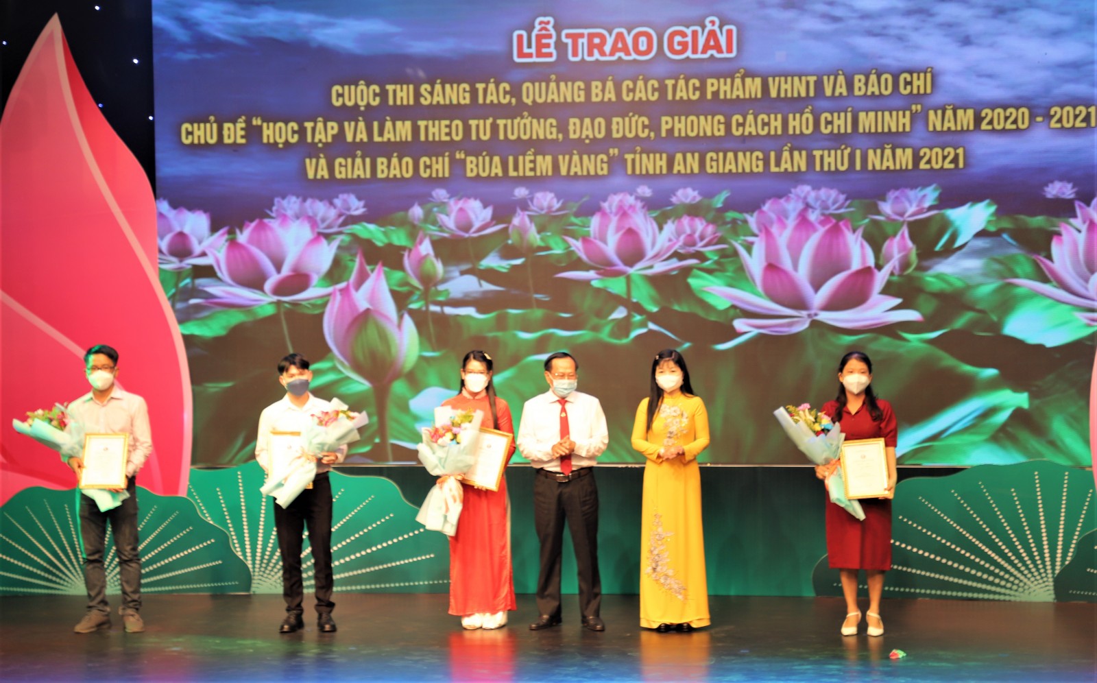 Trao giải Cuộc thi sáng tác, quảng bá các tác phẩm văn học - nghệ thuật và báo chí về chủ đề “Học tập và làm theo tư tưởng, đạo đức, phong cách Hồ Chí Minh” năm 2020-2021 và Giải báo chí “Búa liềm vàng” tỉnh An Giang lần thứ I năm 2021