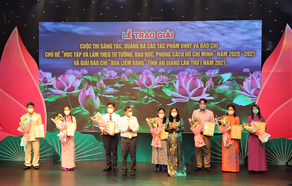 Trao giải Cuộc thi sáng tác, quảng bá các tác phẩm văn học - nghệ thuật và báo chí về chủ đề “Học tập và làm theo tư tưởng, đạo đức, phong cách Hồ Chí Minh” năm 2020-2021 và Giải báo chí “Búa liềm vàng” tỉnh An Giang lần thứ I năm 2021