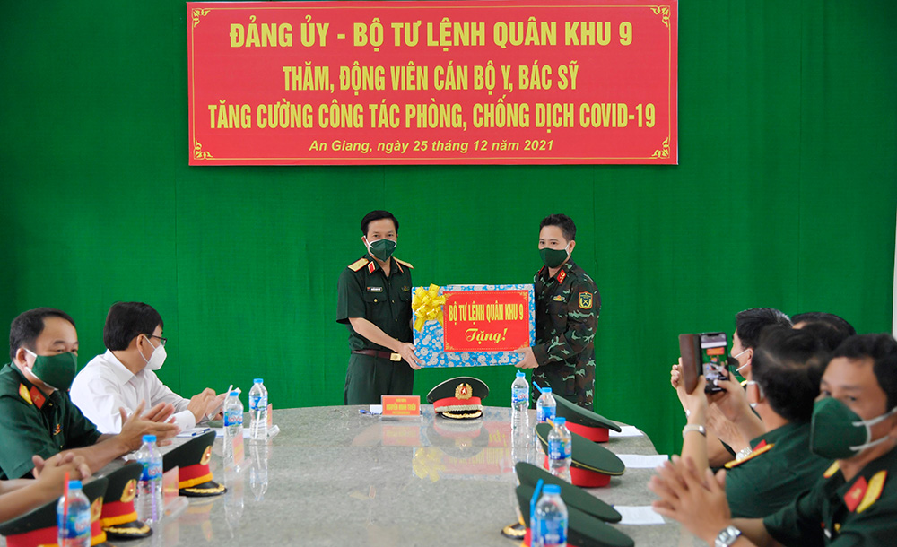 Quân khu 9 thăm lực lượng tăng cường phòng, chống dịch COVID-19 tại An Giang