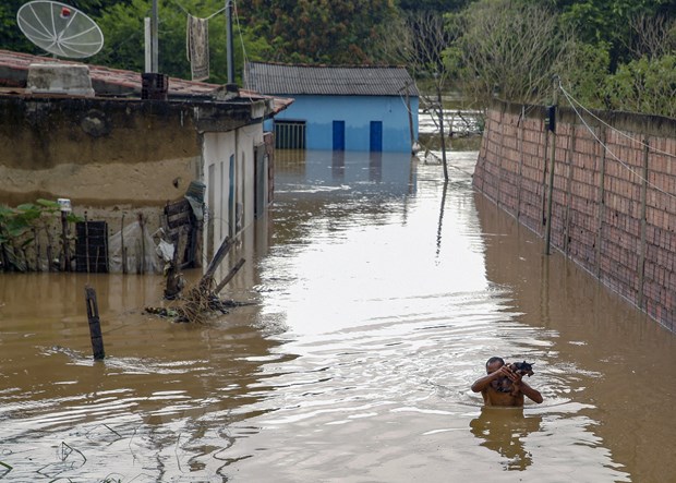 Bão tuyết nghiêm trọng tại Mỹ, lũ lụt làm 20 người thiệt mạng ở Brazil