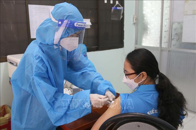 Việt Nam vượt nhiều nước trong khu vực về tốc độ tiêm chủng ngừa COVID-19