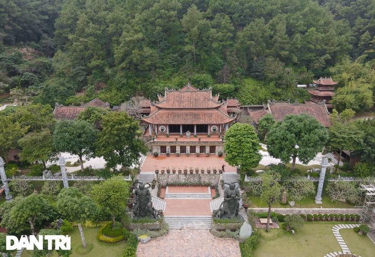 Ngôi chùa thiêng nghìn năm tuổi án ngữ dưới chân đồi thông ở Hà Nam