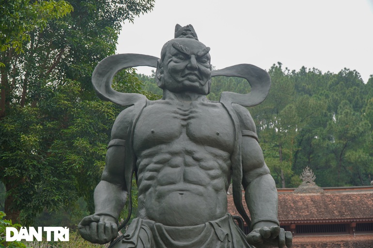 Ngôi chùa thiêng nghìn năm tuổi án ngữ dưới chân đồi thông ở Hà Nam